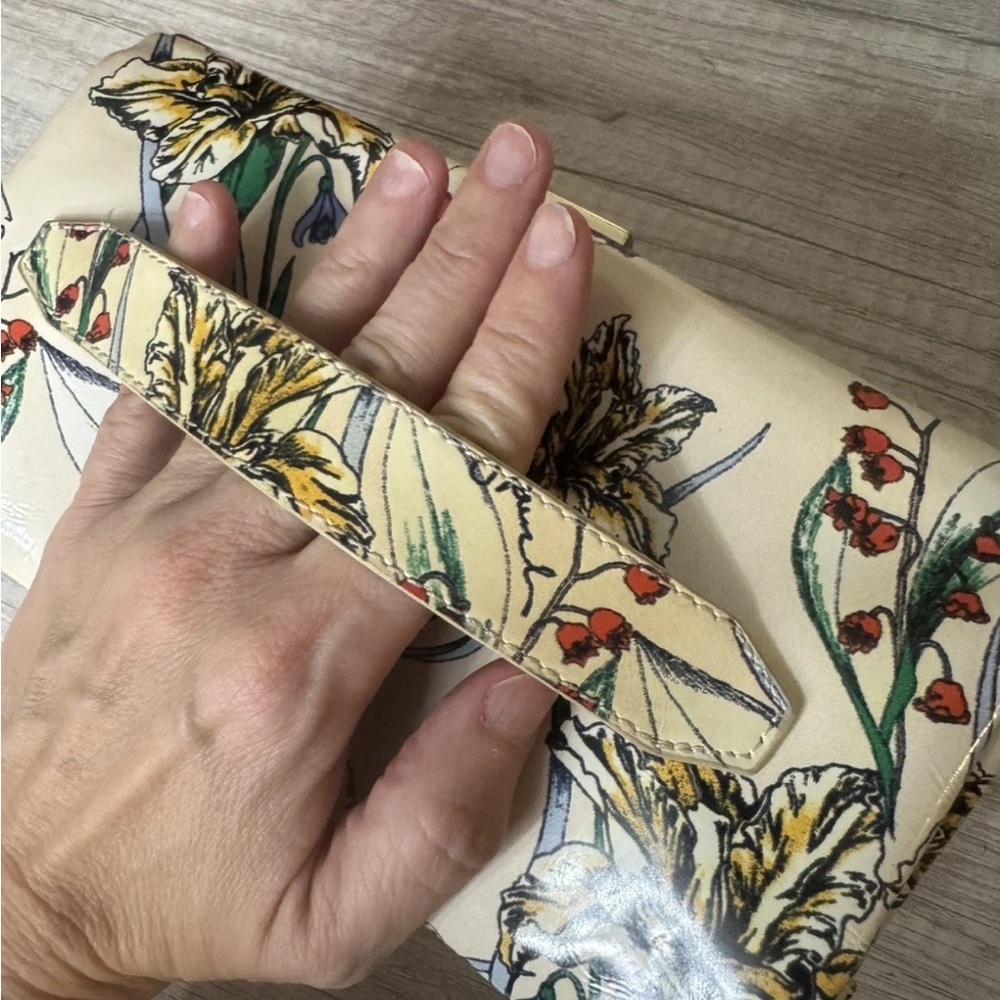 Tory Burch Cream Floral Clutch - Picture 11 of 12